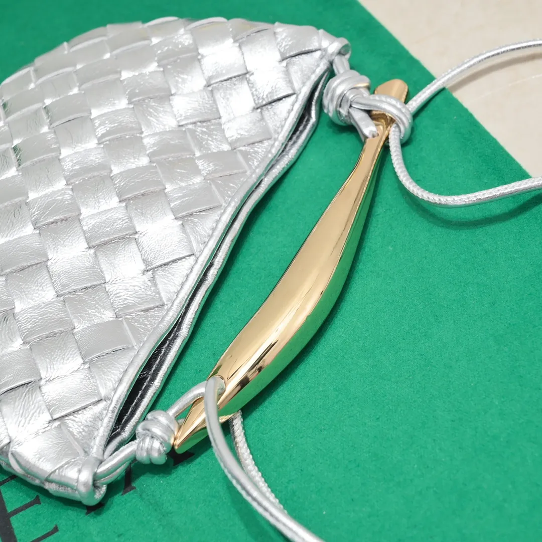 Batch of 1260 BV Mini Sardine is coming‼ ️Super high-end, stainless steel hardware + 24k real gold plating process, fish scales (concave and convex positions) are the finishing touch, the sardine bag that can be carried cross-body is completely beautiful to the heart. The metal element handle and weaving are perfectly combined to completely integrate the artistic sense and elegance and fashion. It is really like a work of art🏺The large size is elegant, the small size is exquisite and cute, a must-have item for fashionistas, and the details are perfectly reproduced. Style number: 6680# Size 20*12*2.5